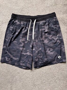 Mens Vuori 7” Lined Kore Shorts Size Large Camo Print EUC